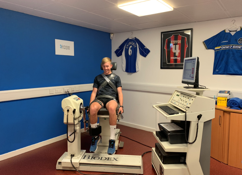 sports-injury-fix-blog-footballer-using-isokinetic-machine